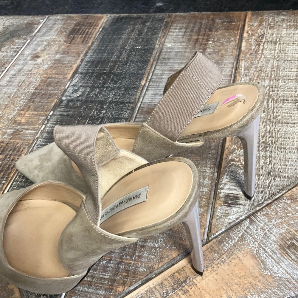 Diane Von Furstenberg Blair suede pumps. Size 8B. - Picture 4 of 7